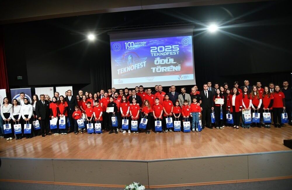 TEKNOFEST 2025 İstanbul finallerine katılan ve derece elde eden öğretmen