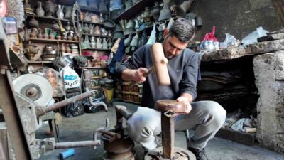 Siirt’te 50 yaşındaki Fatih Bakırcı, 6 yaşında öğrendiği bakırcılık mesleğini