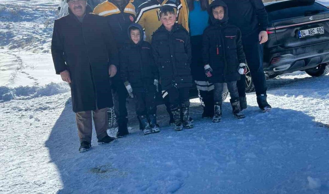 Ağrı’nın Patnos ilçesinde etkili olan yoğun kar yağışı ve tipi,