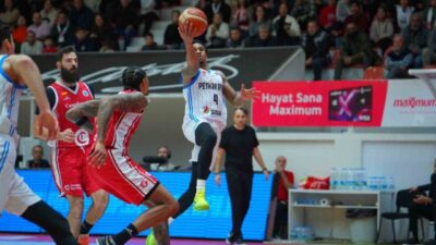 Aliağa Petkimspor forması giyen ABD’li oyuncu David Efianayi, Manisa Basket
