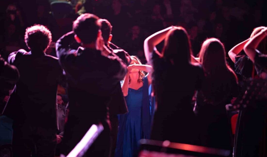 Balıkesir’in Ayvalık ilçesinde; yeni yılı karşılamaya günler kala, müziğin birleştirici