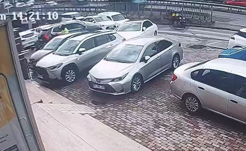 İstanbul’un Başakşehir’de banka şubesinden yüklü miktarda para çeken bir iş