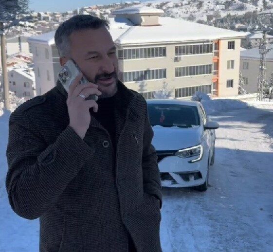 Karabük’ün Eskipazar ilçesinde etkili olan kar yağışı nedeniyle yollarda buzlanma