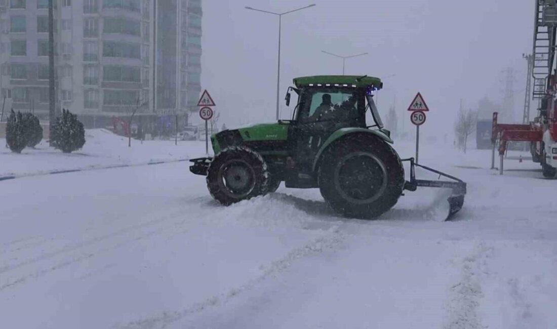 Adıyaman’ın Besni ilçesinde sabah saatlerinde başlayan yoğun kar yağışı, ilçe