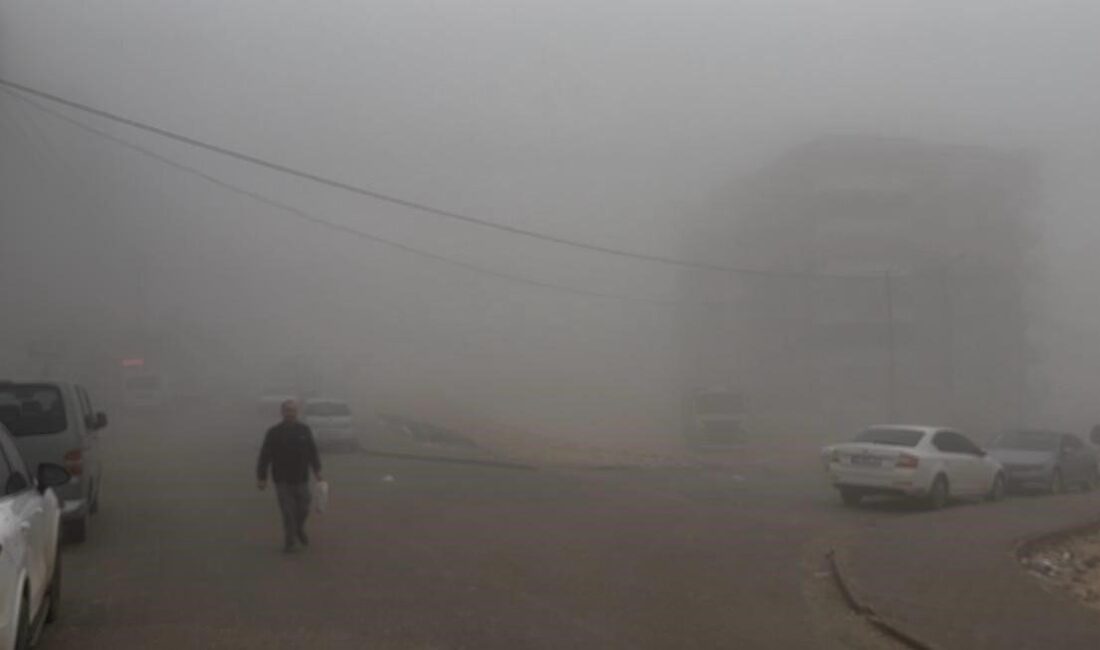 Adıyaman’ın Besni ilçesinde etkili olan yoğun sis ve sağanak yağış,