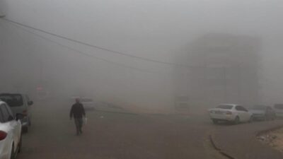 Adıyaman’ın Besni ilçesinde etkili olan yoğun sis ve sağanak yağış,