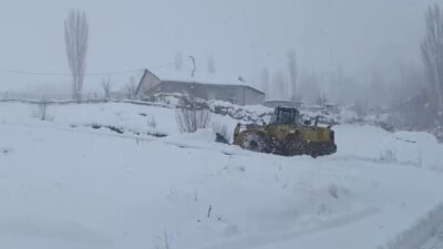 Şırnak’ın Beytüşşebap ilçesinde yoğun kar yağışı nedeniyle eğitime 1 gün
