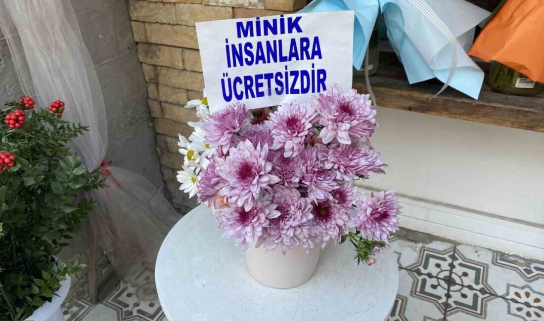 Eskişehir’de bir esnaf, temizlenirken kısalan ve aranjman için saklanan çiçekleri