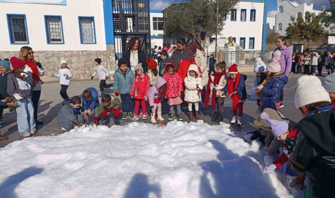 Muğla’nın Bodrum ilçesinde bir ilkokula getirilen yapay kar ile çocuklar