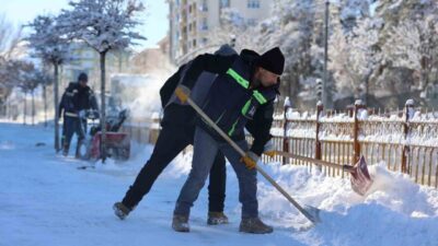 Yoğun kar yağışı sonrası harekete geçen Erzurum Büyükşehir Belediyesi’ne bağlı