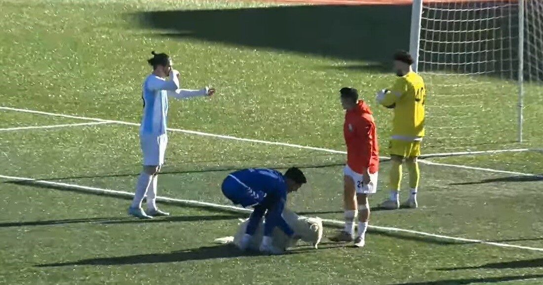 Tunceli Atatürk Stadyumu’nda oynanan Dersimspor-Serhat Ardahan karşılaşması sırasında ceza sahasında