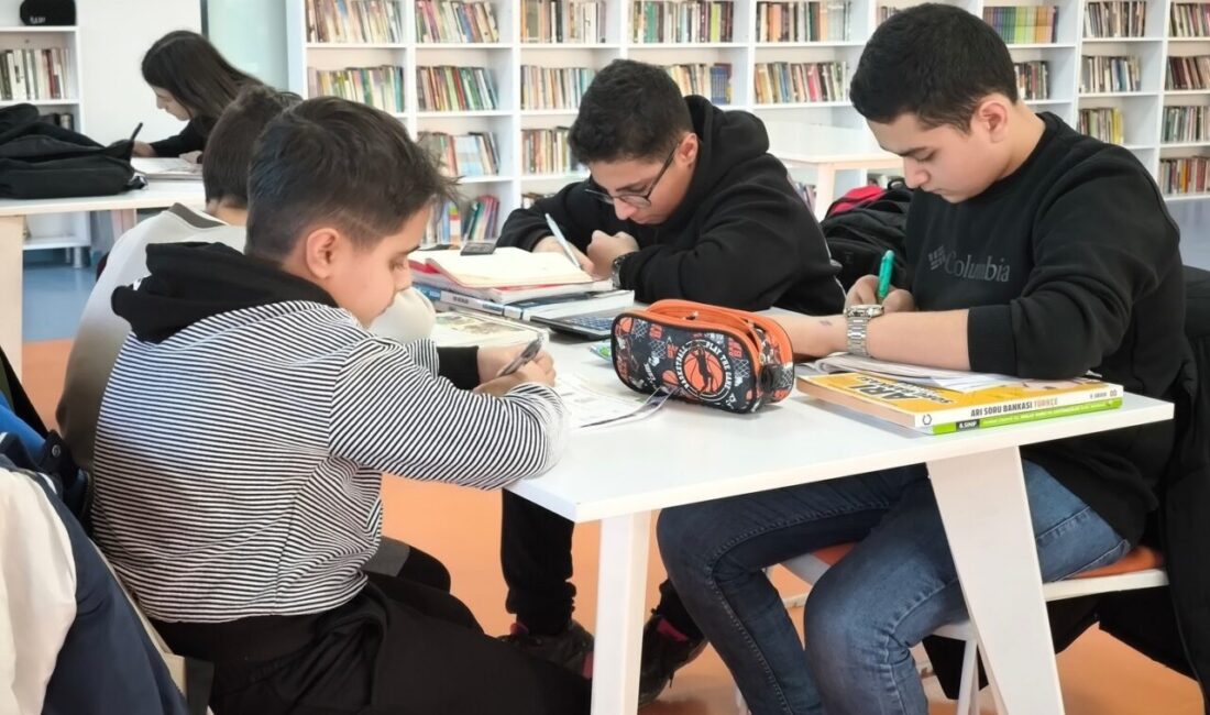 Yeşilyurt Belediyesi tarafından ilçeye kazandırılan Çilesiz Kütüphanesi, modern yapısı, zengin