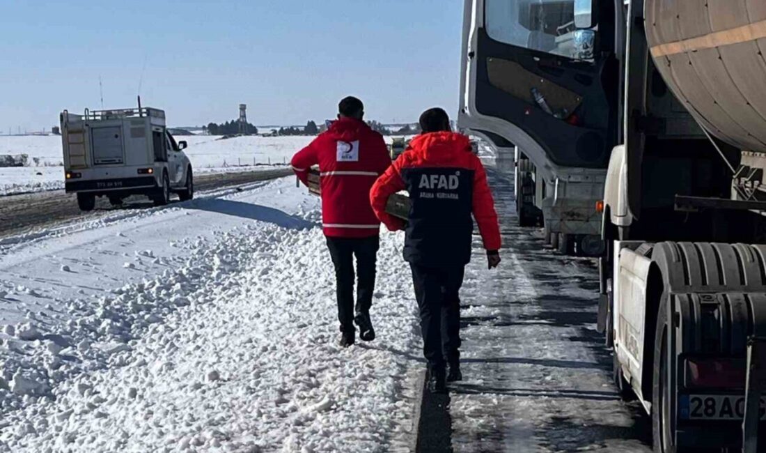 Şırnak’ın Cizre ilçesinde etkili olan yoğun kar yağışı ve buzlanma