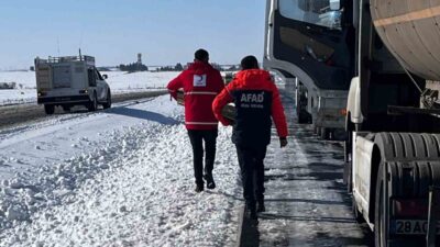 Şırnak’ın Cizre ilçesinde etkili olan yoğun kar yağışı ve buzlanma