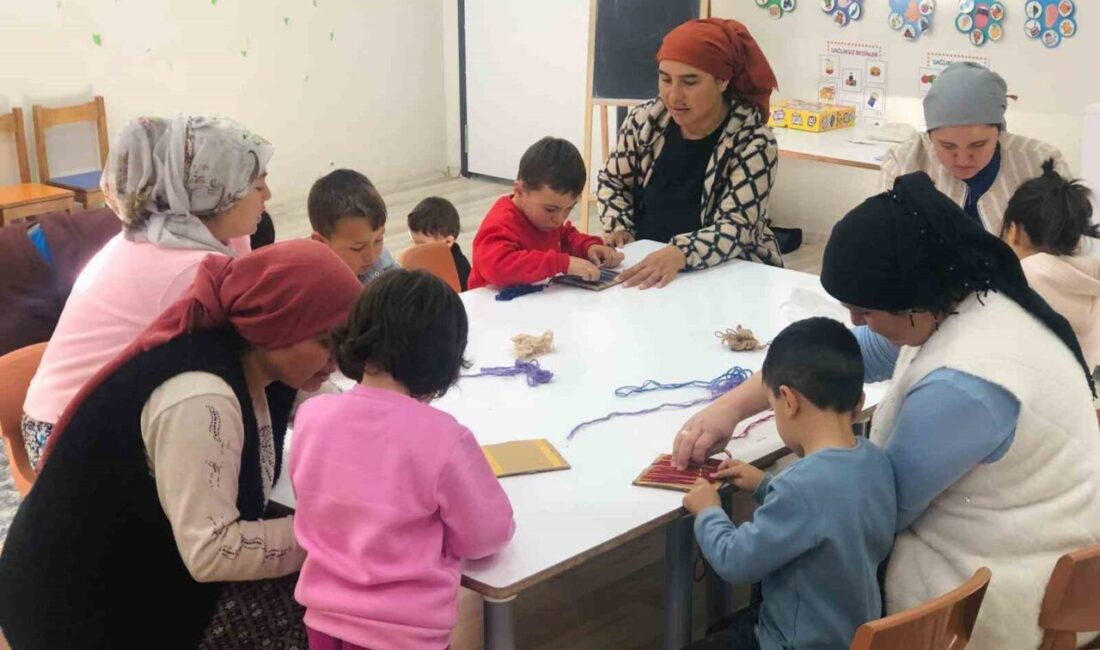 Aile Yılı etkinlikleri kapsamında Sarıgöl’de öğrenciler, anneleriyle birlikte okul sıralarında