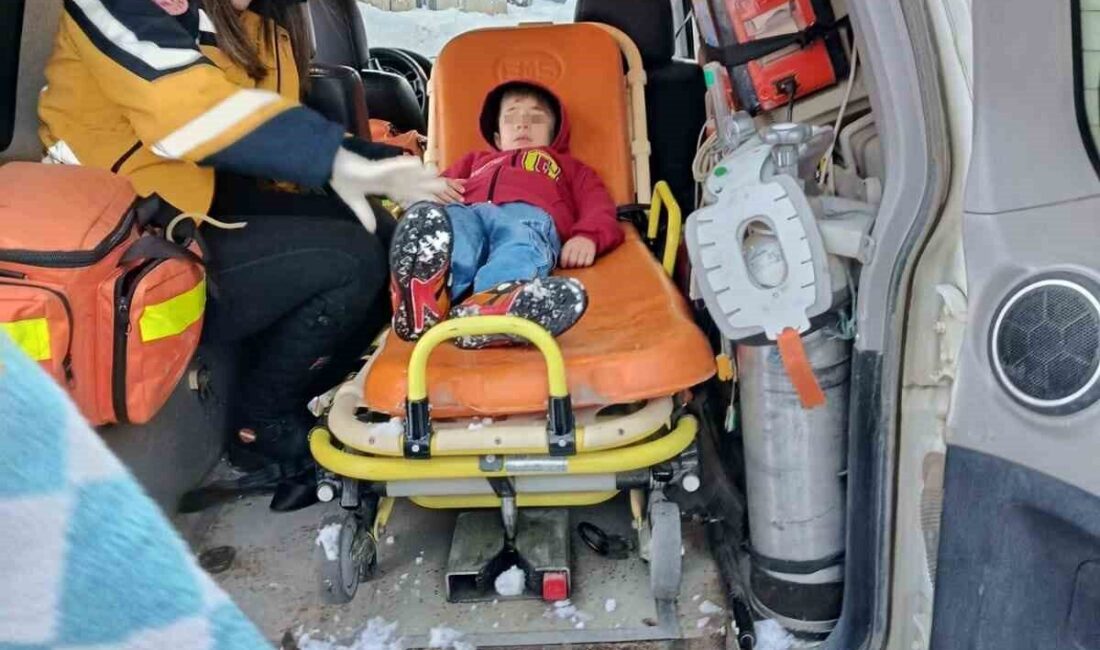 Siirt’in Pervari ilçesinde damdan düşerek yaralanan 7 yaşındaki çocuk hastaneye