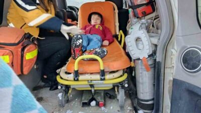 Siirt’in Pervari ilçesinde damdan düşerek yaralanan 7 yaşındaki çocuk hastaneye