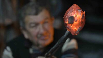 Manisa’nın Demirci ilçesinde 76 yaşındaki çan ustası Mustafa Sabancı, babasından