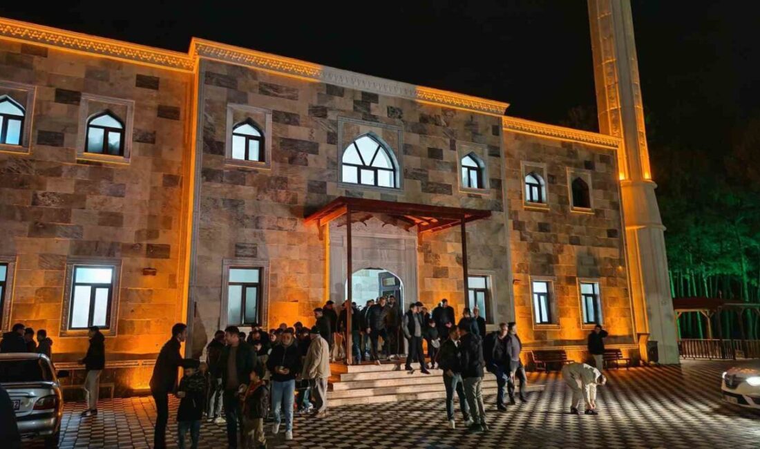 Manisa’nın Demirci ilçesinde Regaip Kandili, camilerde düzenlenen mevlid-i şerif programları