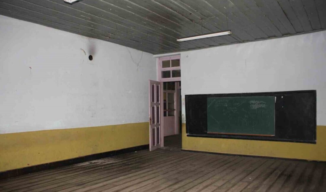 Manisa’nın Demirci ilçesinde, 120 yıllık tarihi okul binası halı müzesi