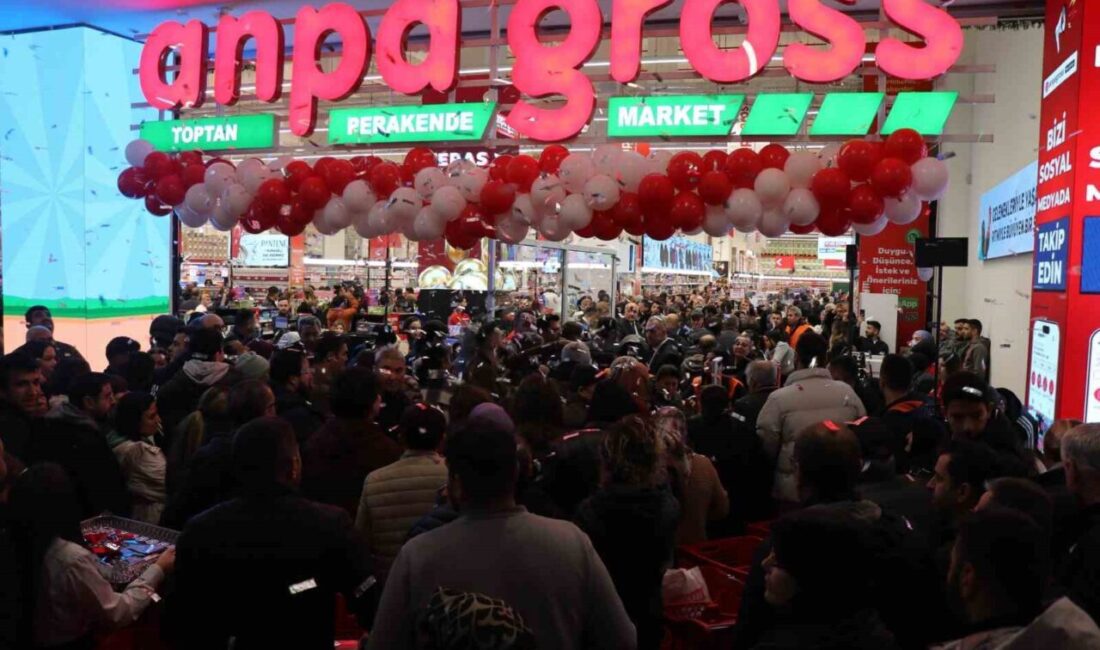 Denizli’de bir zincir marketin açılışında teknoloji ürünlerindeki indirimin yanı sıra