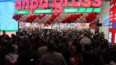 Denizli’de bir zincir marketin açılışında teknoloji ürünlerindeki indirimin yanı sıra