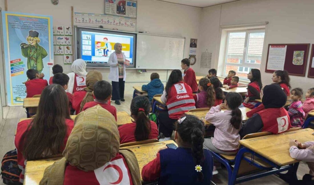 Düzce’de Esentepe İlkokulu’nda, Kızılay Genç Gönüllüleri tarafından yürütülen “Dersimiz Sağlık”