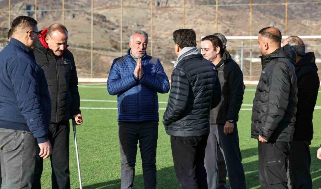 Tunceli Valisi Şefik Aygöl, Burmageçit Köyü’nde bulunan spor tesislerinde yaptığı