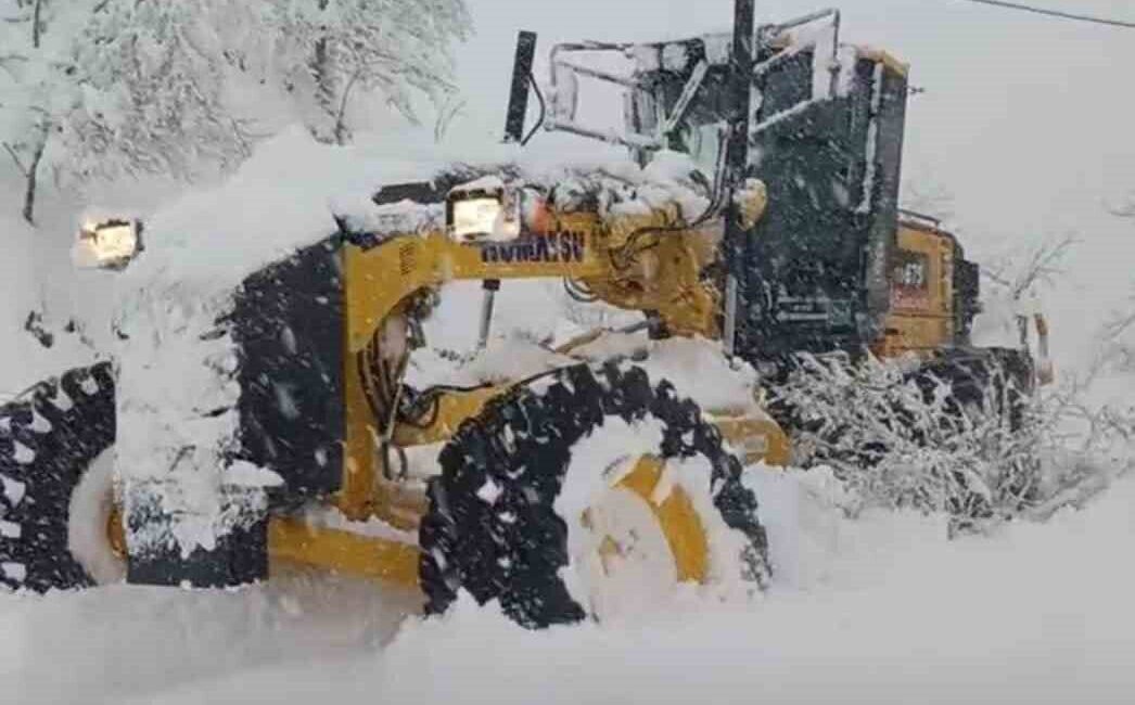 Zonguldak’ın Devrek ilçesine bağlı bazı köy yolları yoğun kar yağışı