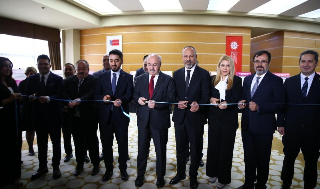 Adana’da Cumhurbaşkanlığı İletişim Başkanlığı’nın düzenlediği ’Dijital Dünyada Güvenli Kalmak Zirvesi’,