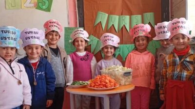 Ağrı’nın Diyadin ilçesine bağlı Tazekent İlkokulu anasınıfı öğrencileri, düzenlenen turşu