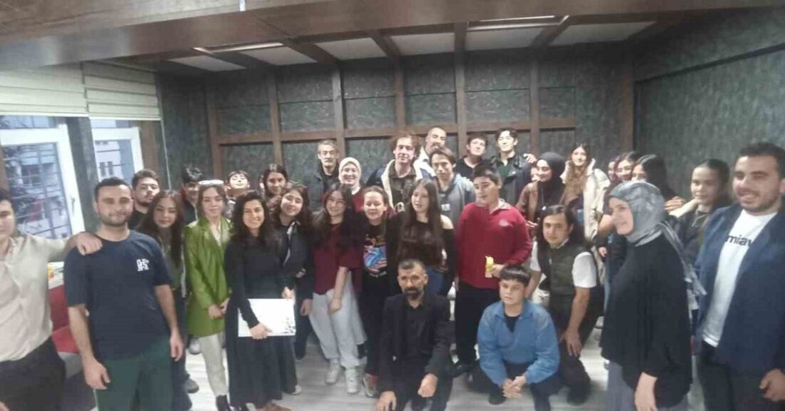 i Cümbüş ekibi, Denizli Gençlik Merkezi’nde doğaçlama tiyatro ve tiyatro