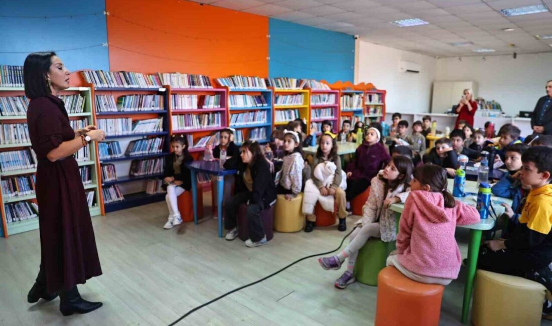 Antalya Büyükşehir Belediyesi’ne bağlı Doğan Hızlan Kütüphanesi’nde düzenlenen etkinlikte çocuklar,