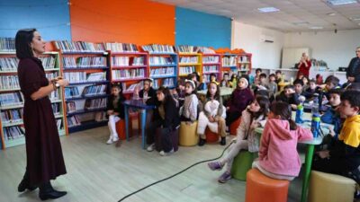 Antalya Büyükşehir Belediyesi’ne bağlı Doğan Hızlan Kütüphanesi’nde düzenlenen etkinlikte çocuklar,