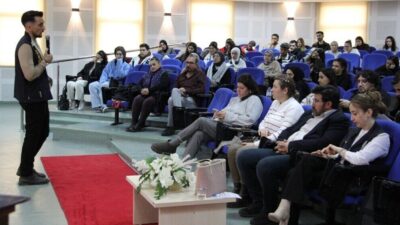 Kütahya Dumlupınar Üniversitesi Eğitim Fakültesinde, Polis Memuru Burak Akdoğan’ın konuşmacı
