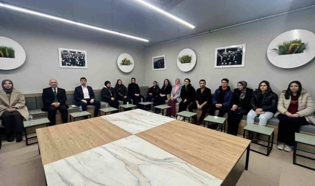 Kütahya’nın Dumlupınar ilçesinde, “Her Kitap Bir Dünya” projesi kapsamında Aralık