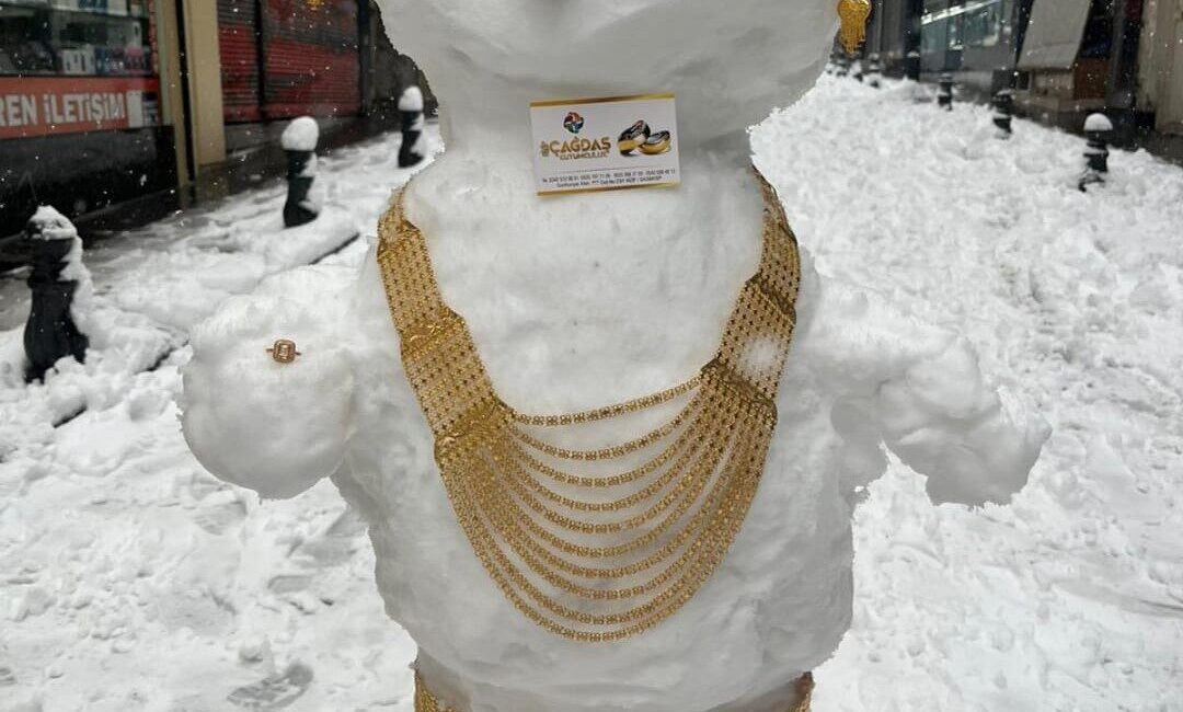 Gaziantep’te etkili olan kar yağışı ilginç görüntülere sahne oldu. İslahiye