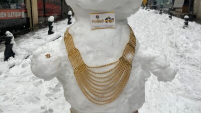 Gaziantep’te etkili olan kar yağışı ilginç görüntülere sahne oldu. İslahiye