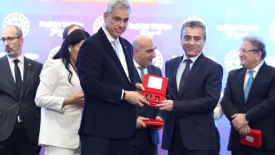 Türkiye genelinde kullanılmak üzere dağıtımı yapılan ambulansların teslim törenine Erzurum