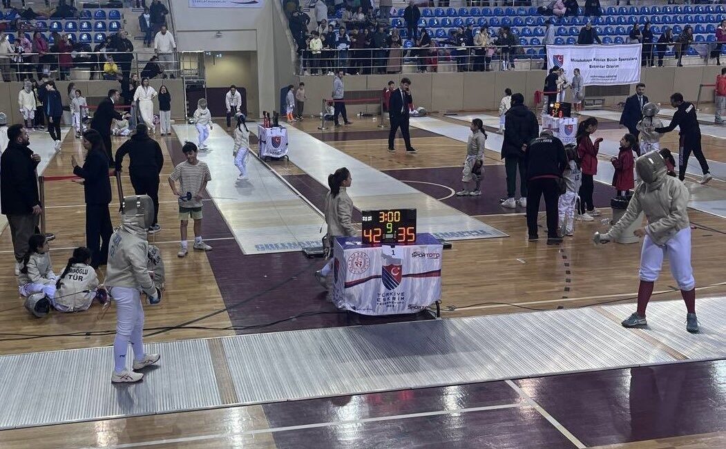 Eskişehir’de yaklaşık 700 sporcunun katılımıyla gerçekleştirilen Eskrim Kılıç Türkiye Kupası