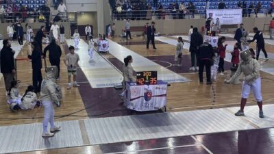 Eskişehir’de yaklaşık 700 sporcunun katılımıyla gerçekleştirilen Eskrim Kılıç Türkiye Kupası