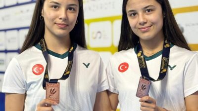 Eskişehirli ikiz kardeşler Irmak Rana Yemişen ve Yağmur Tuana Yemişen,