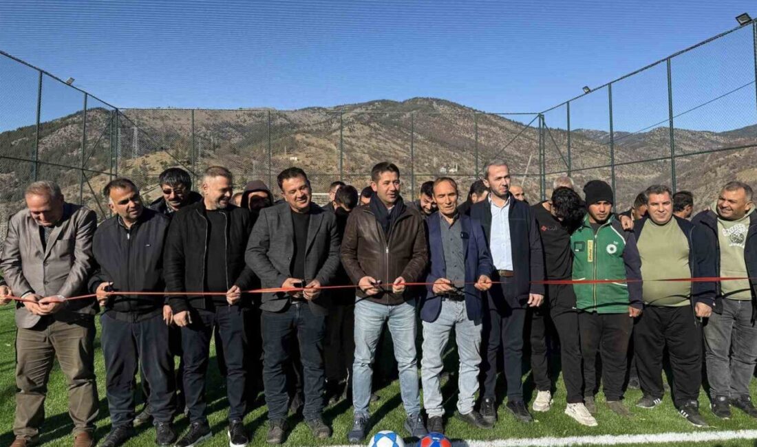 Adana’nın Feke ilçesinde yapımı tamamlanan modern halı sahalar açıldı. Feke