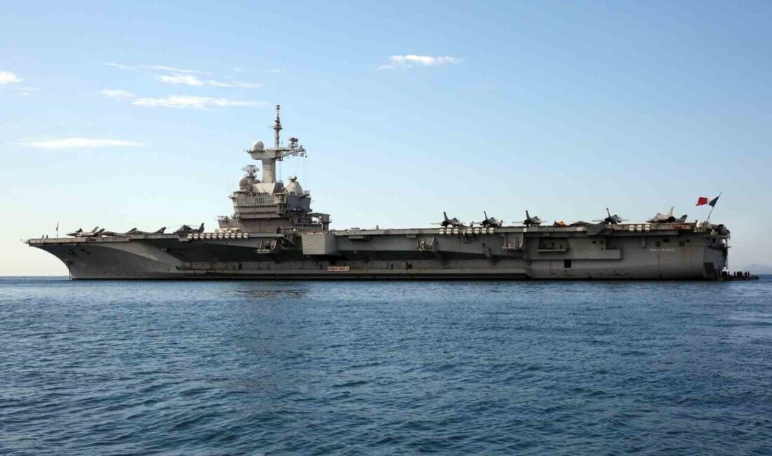 Fransa Cumhurbaşkanı Emmanuel Macron, Fransız donanmasının yakında emekliye ayıracağı Charles