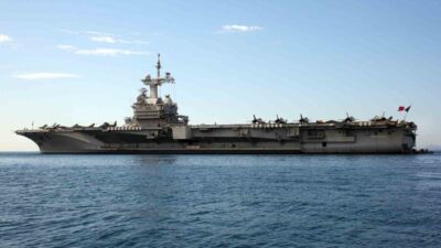 Fransa Cumhurbaşkanı Emmanuel Macron, Fransız donanmasının yakında emekliye ayıracağı Charles