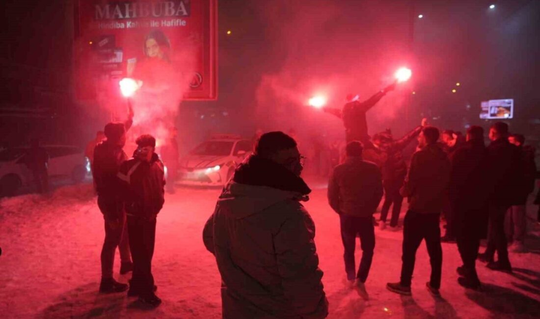 Gaziantep’te yüzlerce vatandaş, etkili olan yoğun kar yağışına aldırış etmeden