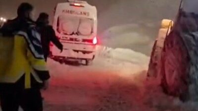 Hakkari’de yoğun kar yağışı nedeniyle ambulansın ulaşamadığı köyde rahatsızlanan kalp