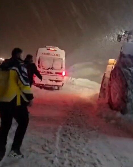 Hakkari’de yoğun kar yağışı nedeniyle ambulansın ulaşamadığı köyde rahatsızlanan kalp