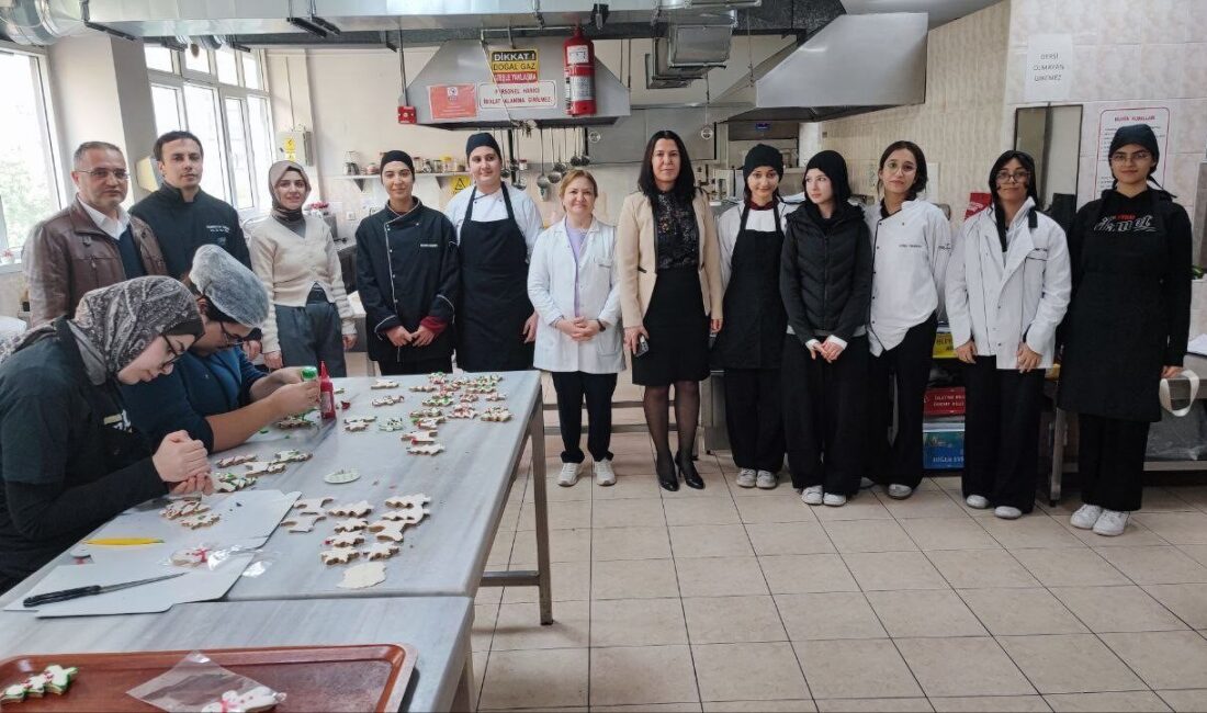 Adana’da bir meslek lisesinin öğretmen ve öğrencileri, okul bünyesinde halka