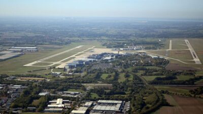 Almanya’nın kuzeyindeki Hannover Havalimanı üzerinde dün akşam çok sayıda kimliği